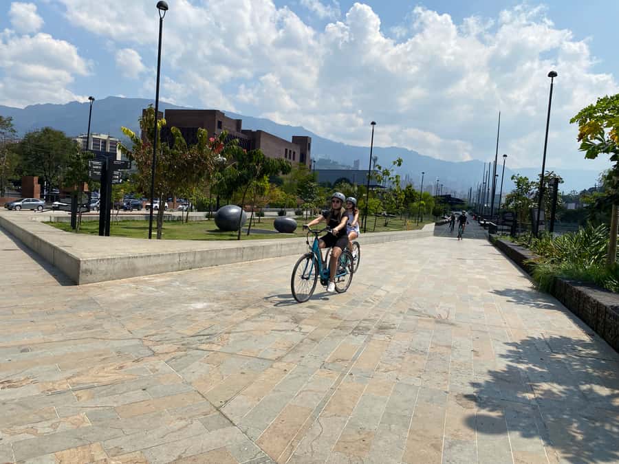 E-Bike City Tour Medellin with Local beer and Snacks - Your photo moment: how to get better Medellin pictures without stress