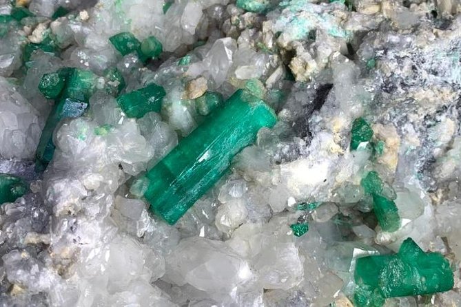 Emerald Museum & Jewelry Workshop: Behind the Scenes Tour - Price and timing: what $18 buys you in real terms