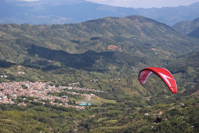 Exciting PARAGLIDING flight from MEDELLÍN over waterfalls - The 15 to 20 minute flight, what to expect overhead
