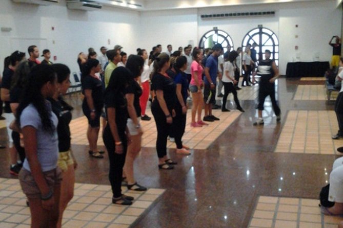 Face-to-face dance classes in Bogotá. La Candelaria - How Monserrate Fits: A Change of Scene After You Learn Steps