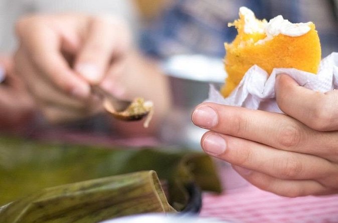 Flavors of Colombia - Cartagena Street Food Tour - Stop 3, Parque Centenario, fruit sharing with guided wildlife spotting