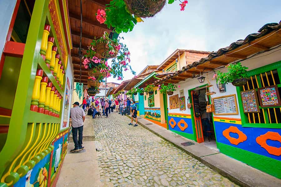 From Guatape: Pablo Escobar Mansion, Paintball & Boat Ride - Who this tour suits best (and who should think twice)