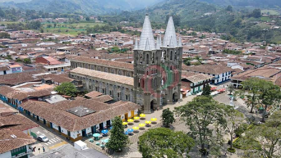 From Medellín: Jardín, Andes, and Hispania Day Trip - Hispania: quiet streets first, before the coffee spotlight