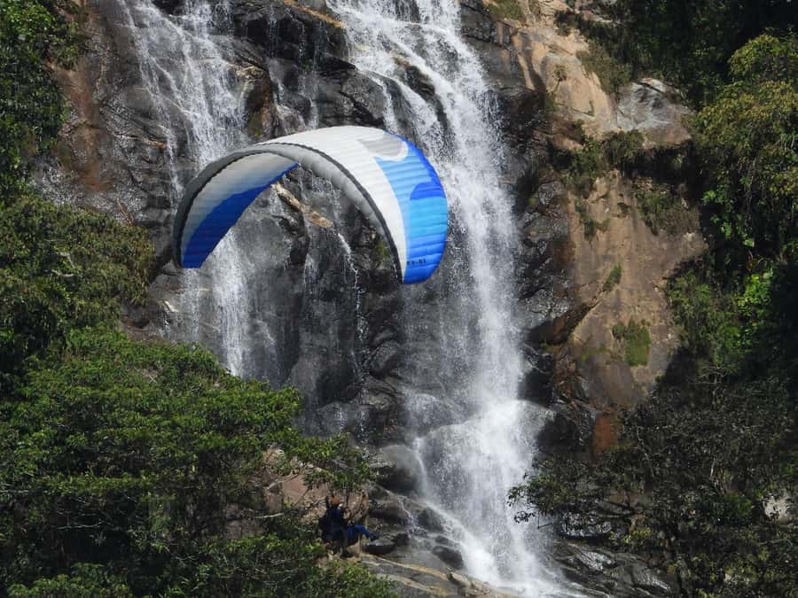 From Medellín: Paragliding Flight and Guatape Tour - Paragliding over Cocorná: what your 20 to 25 minutes can feel like