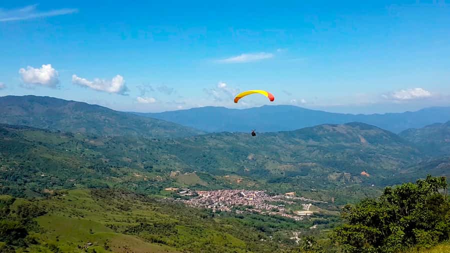 From Medellin: Private Paragliding Tour Over Waterfalls - The 5-hour rhythm: pickup, drive, flight time, and mountain lunch