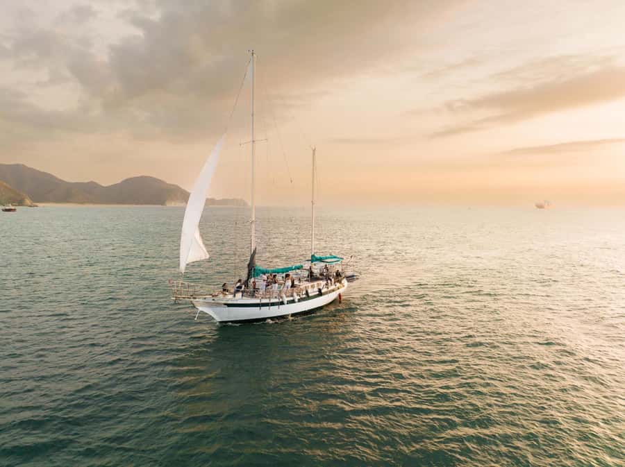 From Santa Marta: Sunset Sailboat Tour with 2 Beverages - Getting from Santa Marta marina to anchored night views
