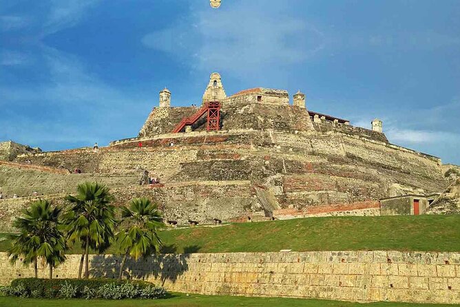 Full BILINGUAL CITYTOUR, Castle Entrance and Monuments - Stop 4: Castillo de San Felipe de Barajas, tunnels, and the one-hour reality