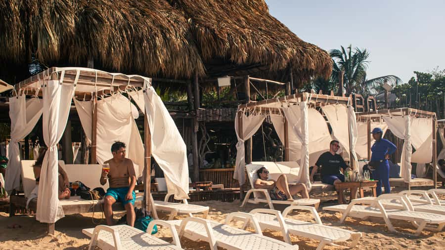Full day at Isla baru playa blanca in Mambo Beach club - The free time block: photos, shopping, and walking through the club area