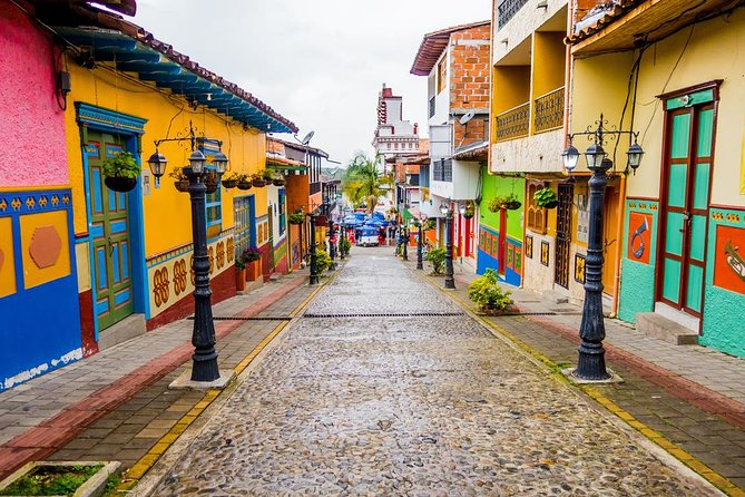 Full Day Peñol and Guatapé Private Tour from Medellin - Climbing Piedra del Peñol: What the 220-Meter Effort Actually Gives You