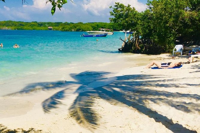 Full day rosario island, cholon, agua azul, baru and free snorkell - Stop 4: Playa Tranquila Lunch and Beach Time That Actually Ends the Day