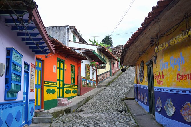 Full-Day Small Group Guatapé Experience - Embalse Peñol-Guatapé cruise: stories, legends, and famous buildings