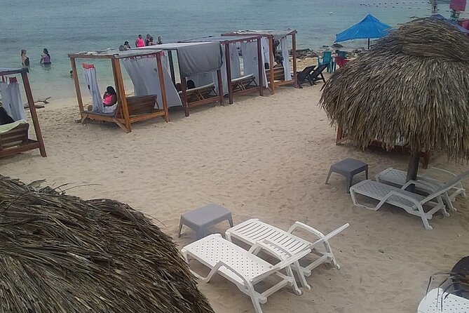 Full Day Tour in Baru With Lunch and Pick up - Beach comfort and the vendor reality (how to enjoy it without stress)