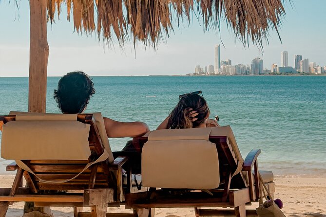 Full day visiting 5 stops 3 Beach Clubs (Rosario, Baru,T Bomba) - Rosario del Mar on Isla Grande: a short break with a cold drink