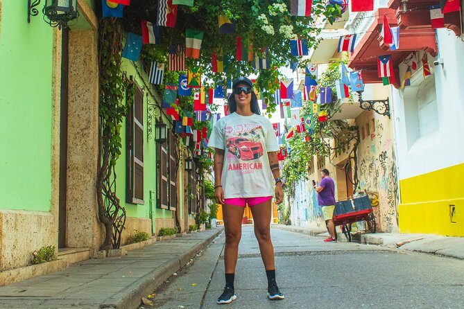 Getsemani Neighborhood Photo Walking Tour - Parque centenario: a calm start and a clean finishing point