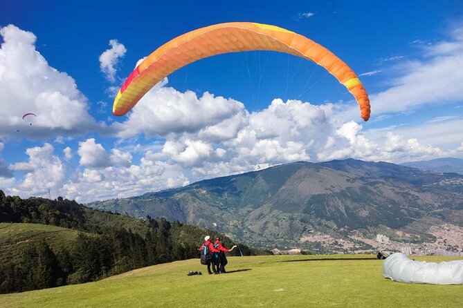 Go Paragliding in Medellín with private transporter service - Key things that make this Medellín paragliding day click