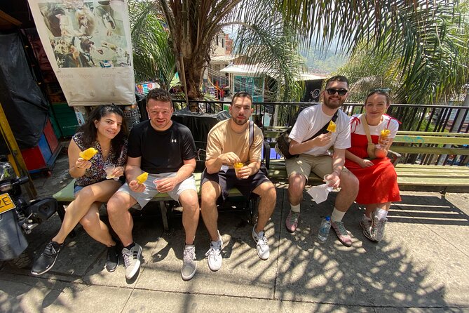 Graffiti Tour | Commune 13 guided by locals - Meeting points and getting there without stress