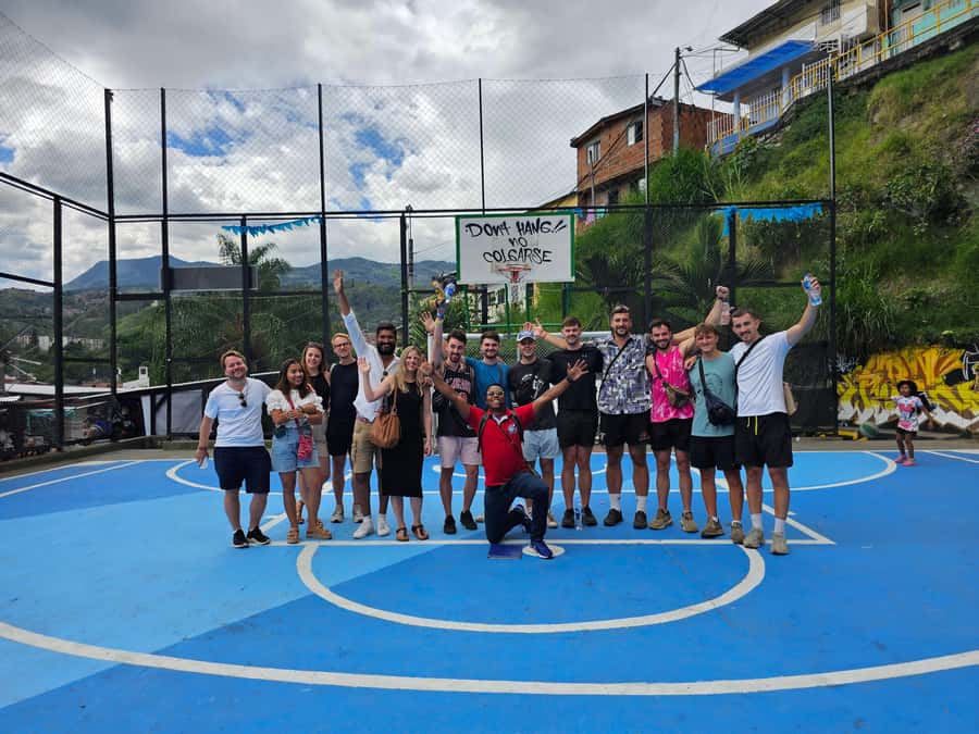 Graffiti Tour comuna 13 and cable car (made by local guides) - Why Comuna 13 street art hits harder than typical graffiti tours