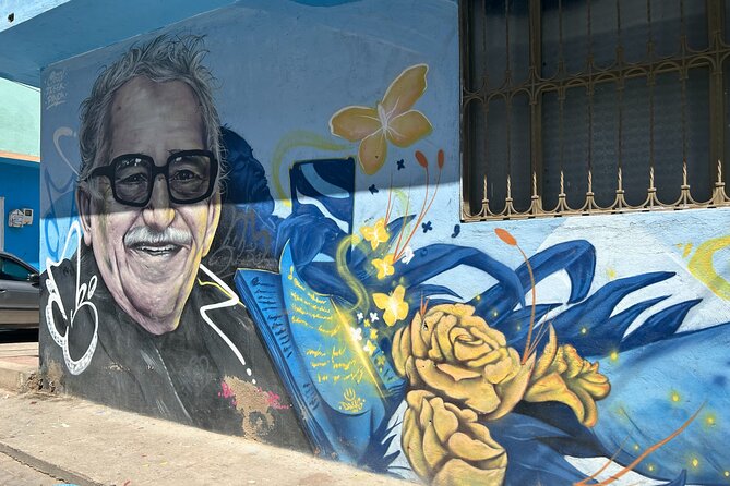 Graffiti tour in Ciudad Bolívar - Starting in La Candelaria, and spotting the red jacket guide