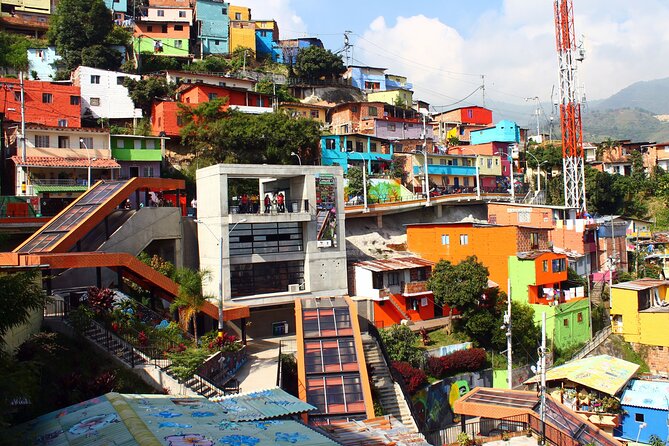 Grafiti tour Commune 13 in Medellin with other travellers - Getting There Like a Local: Metro and Metro Cable Included