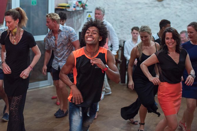 Group Salsa Class in Cartagena, Colombia - Crazy Salsa Cartagena: A 1-Hour Class That Gets You Moving Fast