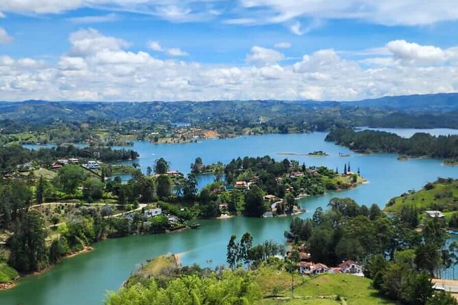 Guatapé and Peñol Private Full Day Tour from Medellín - Guatapé in four hours: Zócalos, Malecón, church, and memories