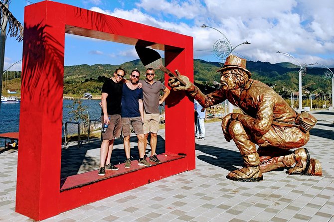 Guatapé & Coffee farm, all in one day - Stop 1 at El Peñol: fruit market tasting and a real coffee farm day