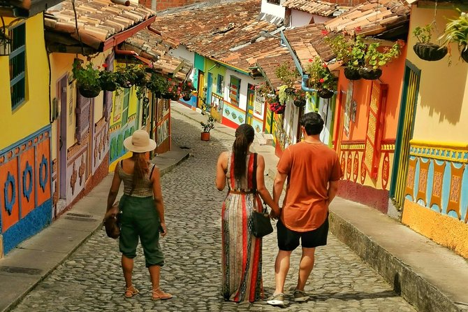 Guatape & Coffee Farm & El Peñol Rock & Quaint Town: Best Combo - Stop 1: the exotic fruit market break that feels truly local