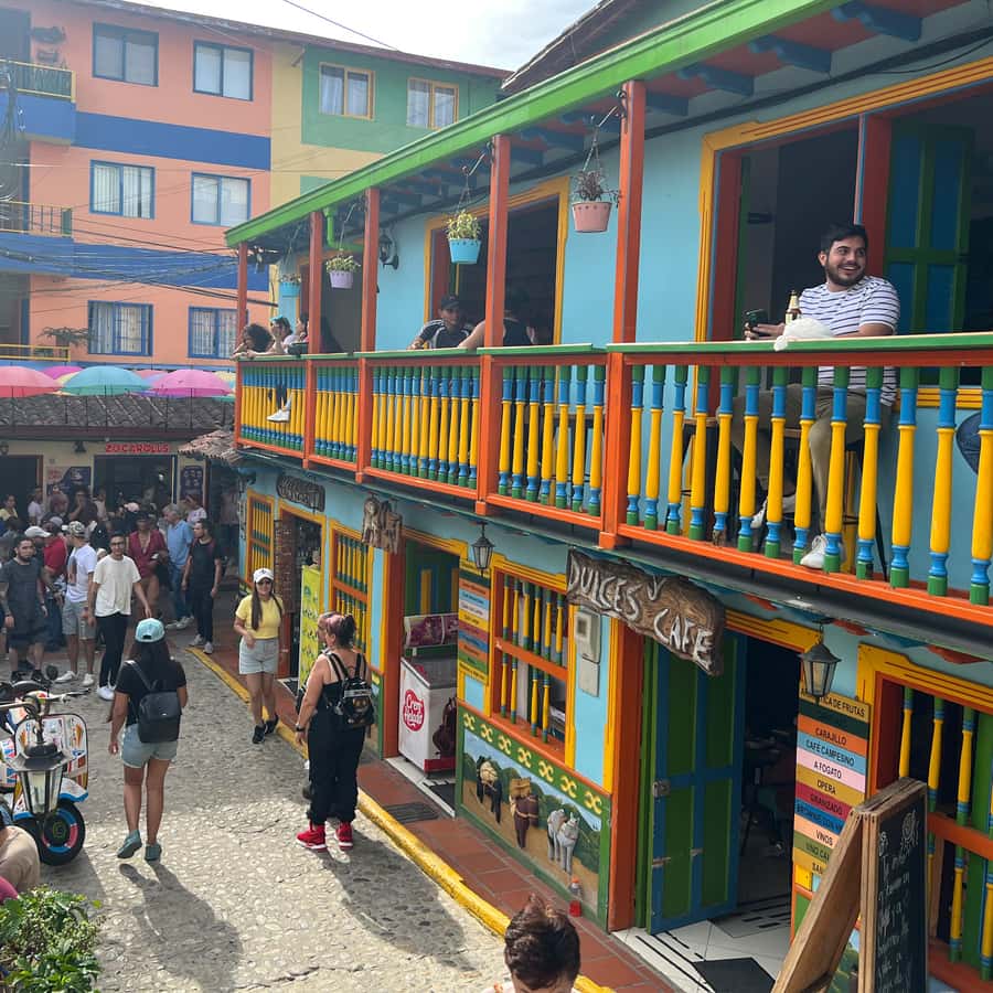 Guatapé & Peñol Rock Day Group Tour - Why Guatapé and Peñol Rock feel like a full payoff day