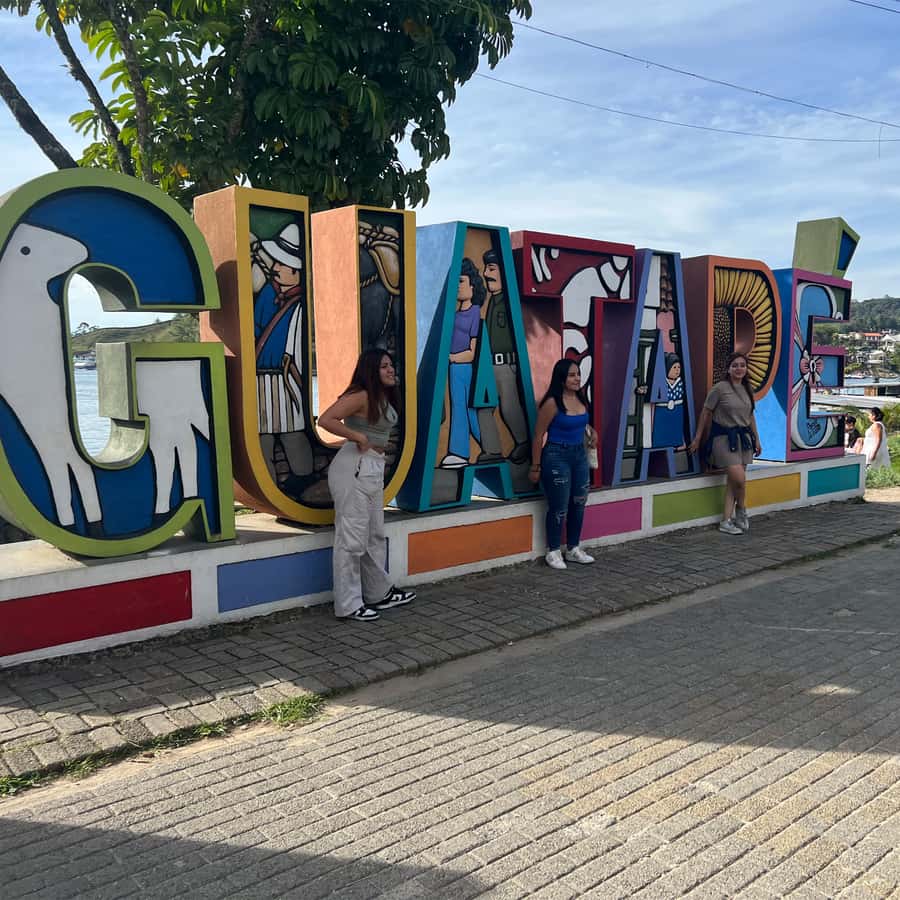 Guatapé & Peñol Rock Day Group Tour - Guatapé town: color, art details, and time to actually wander