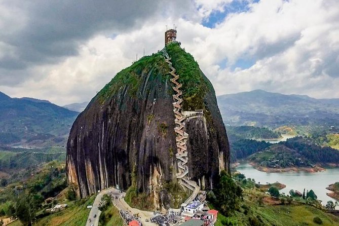 Guatape & The Rock Private and Group Tours - Stop 3: Guatapé’s Parque Principal, colorful houses and lunch time