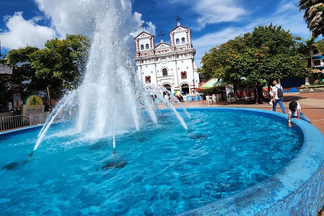 Guatapé Tour and Dam Boat Tour from Medellín - Breakfast first, then the Marinilla farm stop at Alto del Chocho