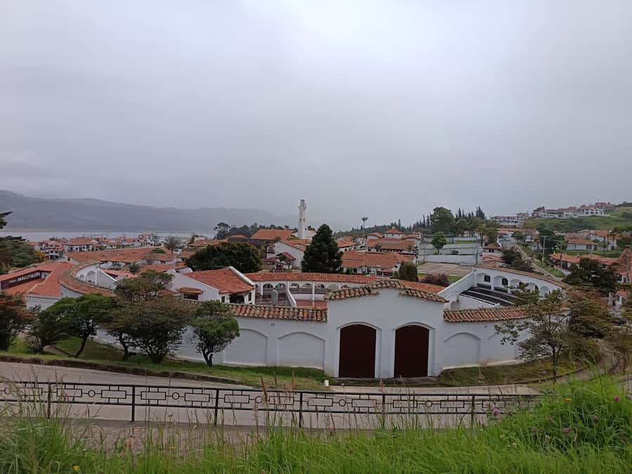 Guatavita Lagoon + Casa loca + Pueblo+ Salt Cathedral - Guatavita town: cobblestones, colonial style, and a reservoir view