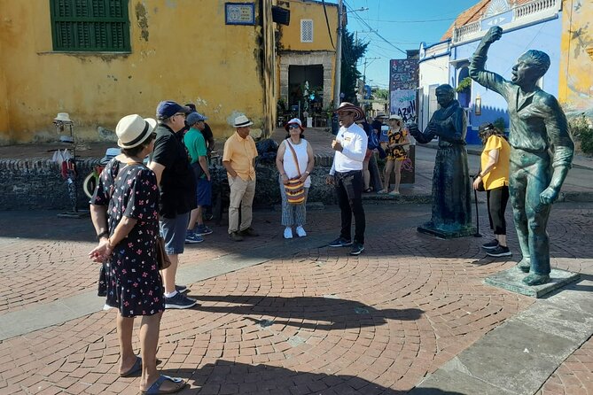Highlights & Iconic Places Tour! - Stop 5 Plaza de la Aduana: Big Square, Great Architecture Photos