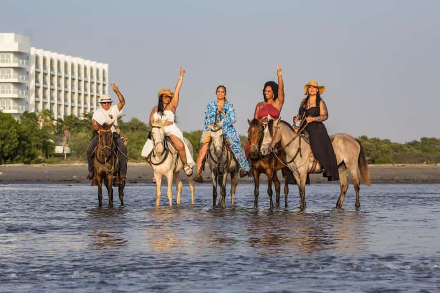 HORSE TOUR IN CARTAGENA BEACH - Break Time, Photos, and a Drink to Cap It Off