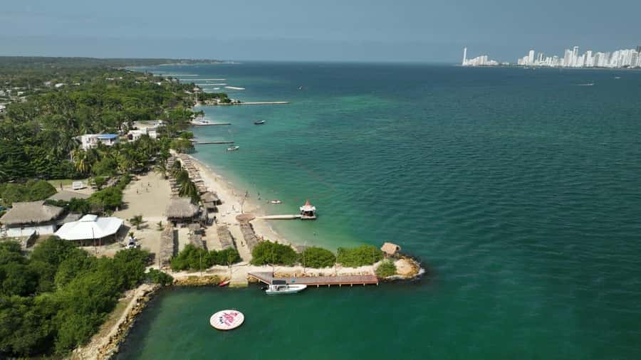 Isla Tierra Bomba beach club: Day Pass with typical food - Welcome drink, lunch with multiple styles, and dessert of the day