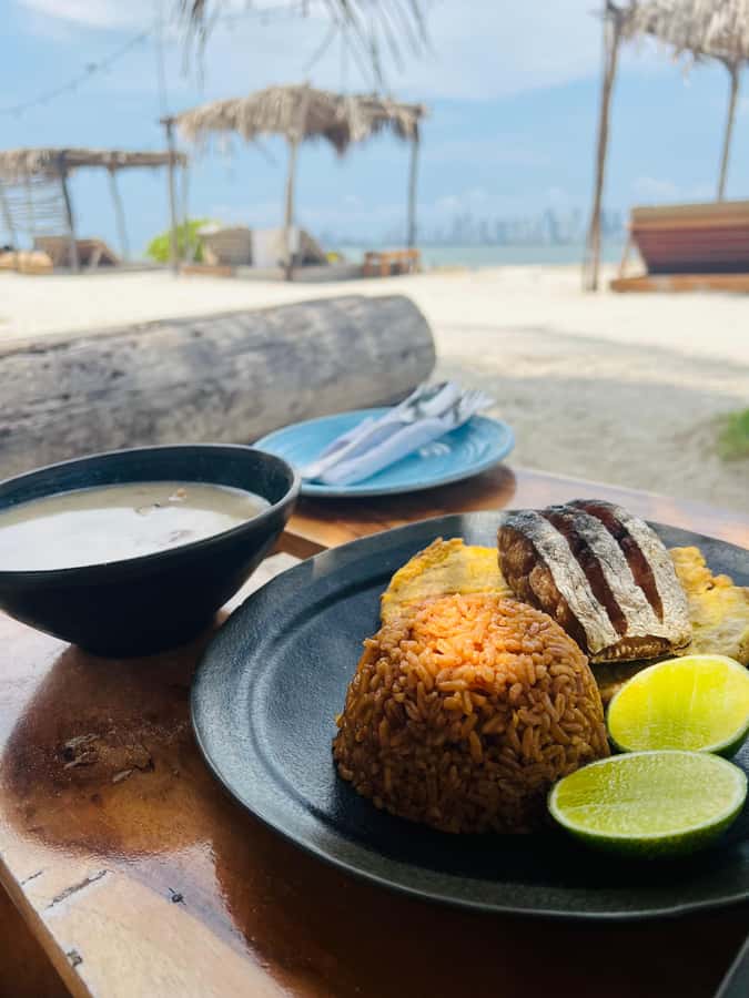 Isla Tierra Bomba beach club: Day Pass with typical food - Food and drinks: what typical island meals mean in real life