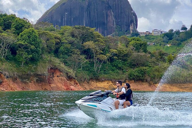 Jetskiing in Guatapé Antioquia - Your one-hour reservoir ride: What you see and how the guide helps