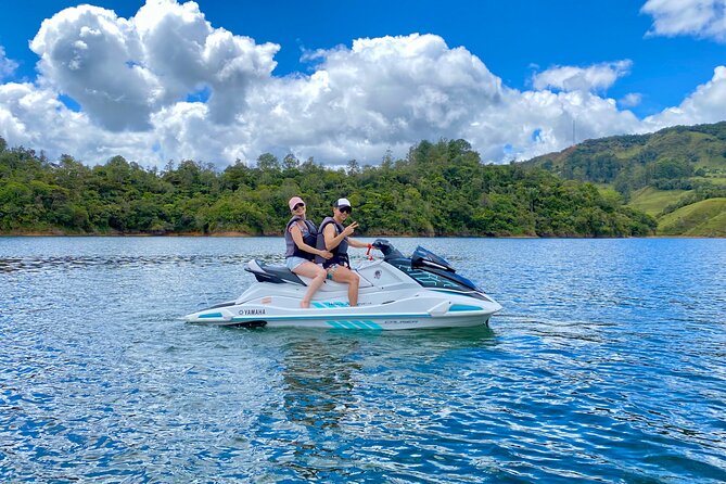 Jetskiing in Guatapé Antioquia - Riding with a partner: How the up-to-two setup works