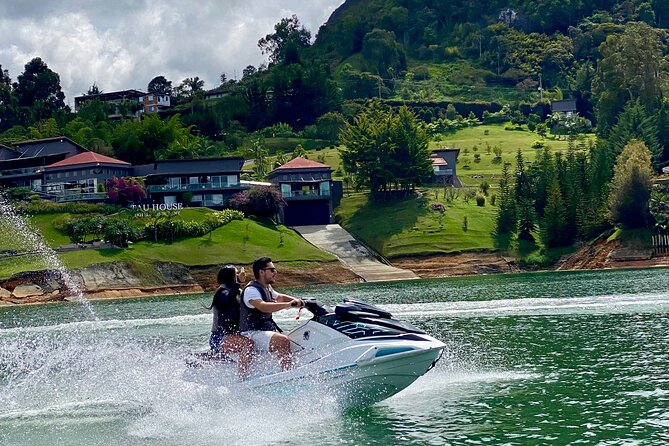 Jetskiing in Guatapé Antioquia - After the ride: Lounge time, food options, and the dock swim