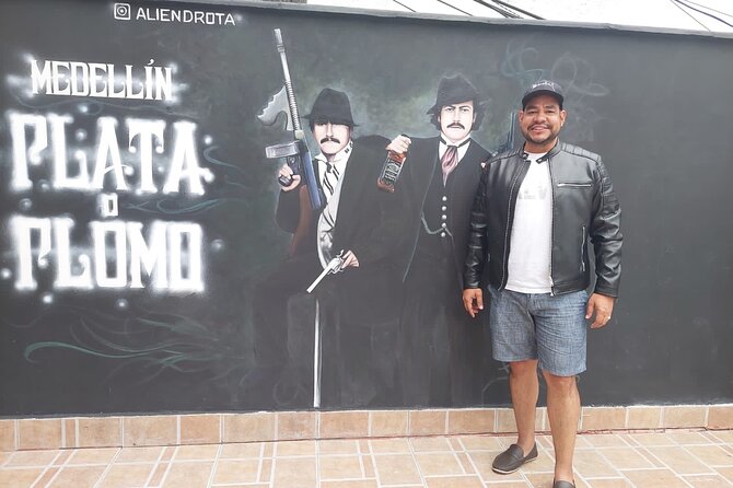Knowing the history of Pablo Escobar Tour - Getting started at Parque de El Poblado