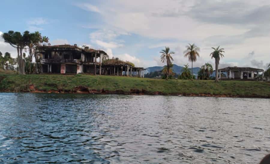 Luxury boat ride - Guatapé - Panoramic Photo Stops and the Calm Cruise Advantage
