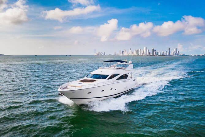 Marlet Sunseeker 82' yacht rental, the largest in Cartagena - Cartagena Bay at sunset: using the yacht layout to keep the energy right