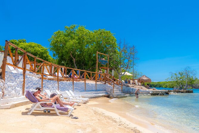 Maximize Your Day: The 5 Essential Stops in the Rosario Islands - Islas de Rosario: white sand, reef snorkeling, and the right mix of comfort