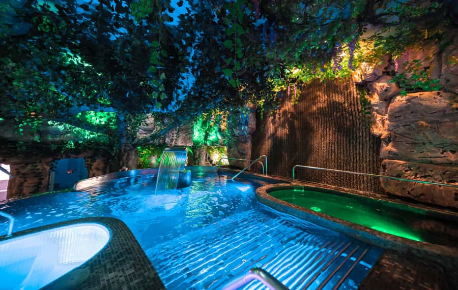 MedelIín: Full Body Massage and Water Therapy Experience - Water Therapy Pools, Why They Work for Stress and Fatigue