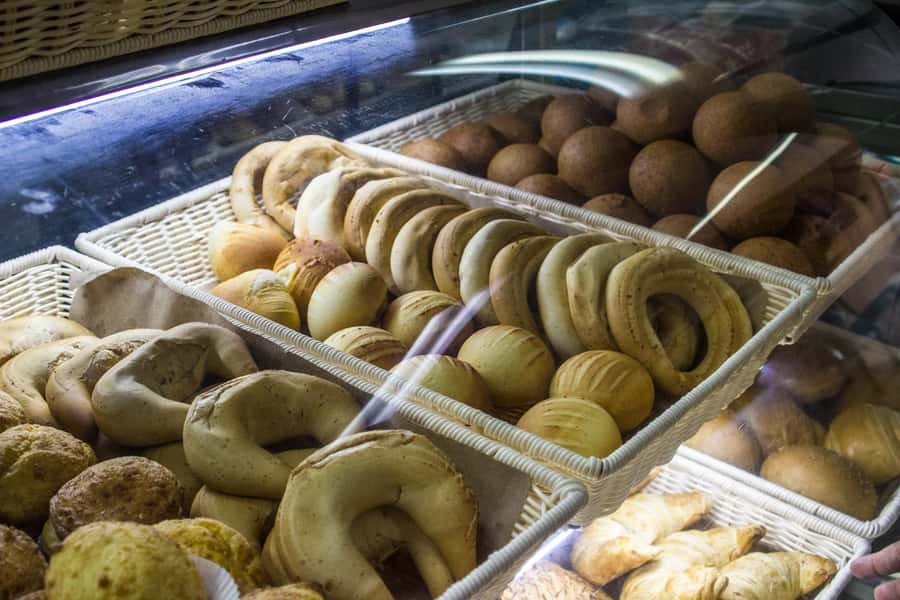 Medellín: 4-Hour Gastronomic Wonders Tour - Pasaje Junín Bakery Favorites: Buñuelos, Pan de Yuca, and Tinto