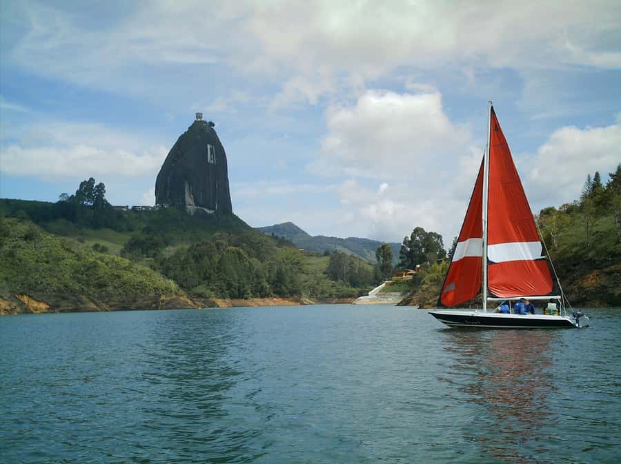 Medellin and Guatape Full Day Pablo Escobar Tour - Medellín Stops: From Escobar’s Rise to the Places Linked to His Death