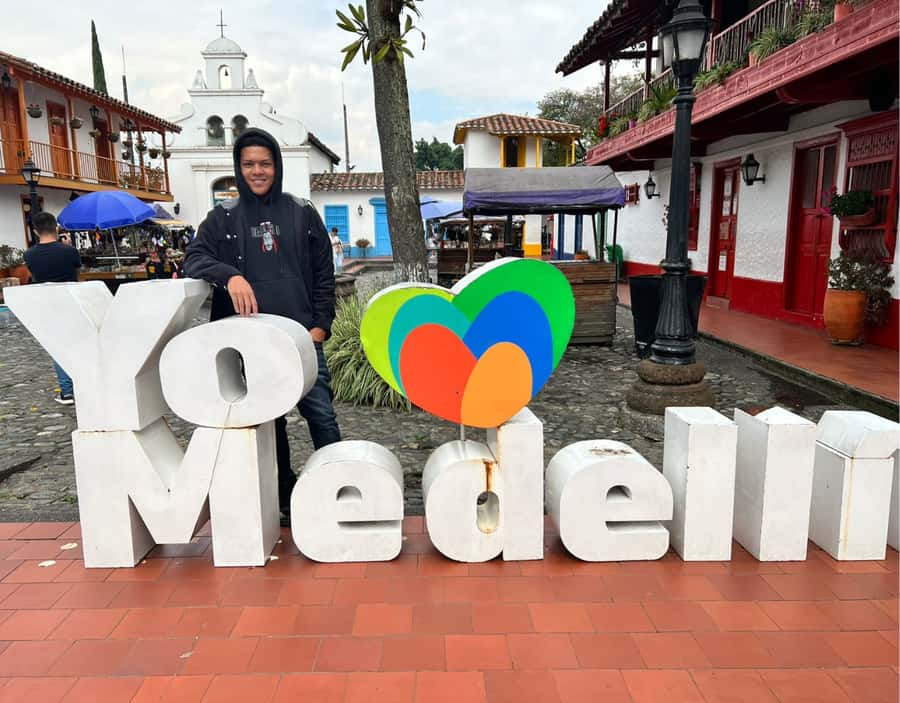 Medellín City Tour and Comuna 13 Experience - Parque de los Pies Descalzos: guided context plus breathing room