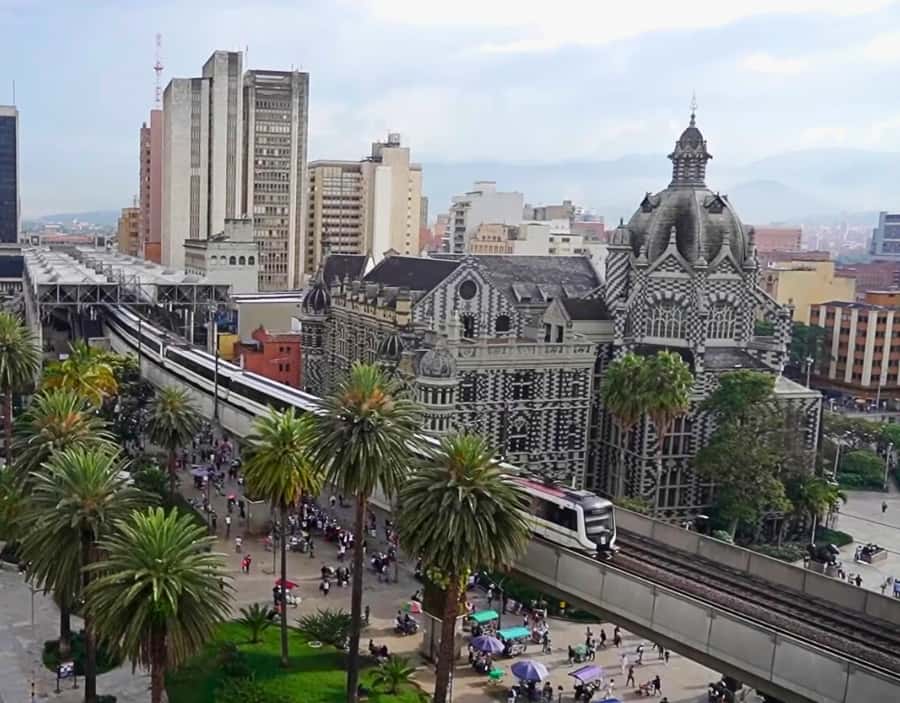 Medellín City Tour and Comuna 13 Experience - Where you meet, what time you start, and how to avoid a slow start