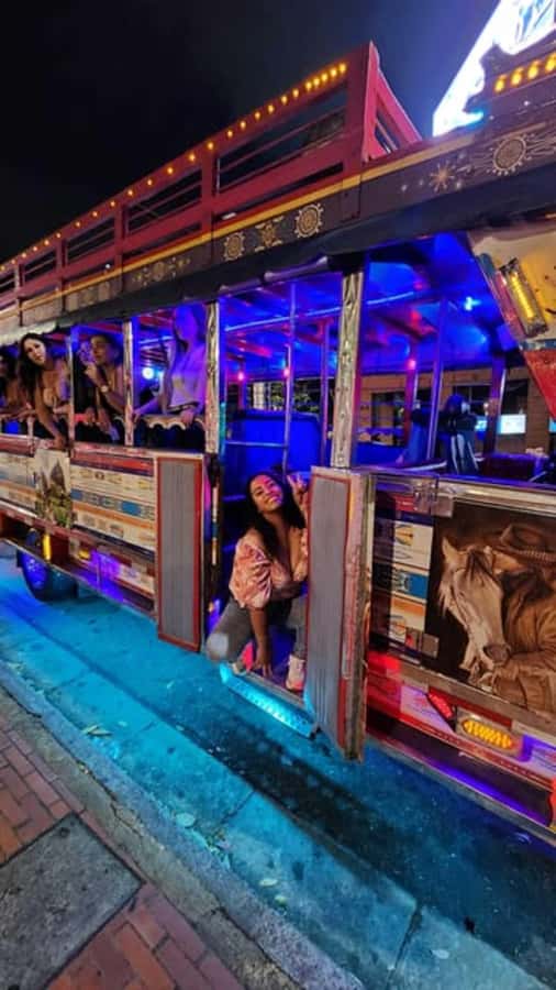 MEDELLIN: CITY TOUR CITY NIGHT TOUR + OPEN BAR - Poblado Park, Parque Lleras, and the Golden Mile energy