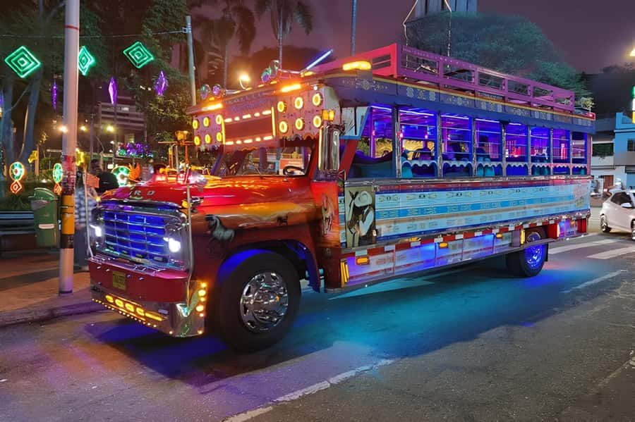 MEDELLIN: CITY TOUR CITY NIGHT TOUR + OPEN BAR - Pickup at Estación Metro Estadio, and how the 4 hours usually feel